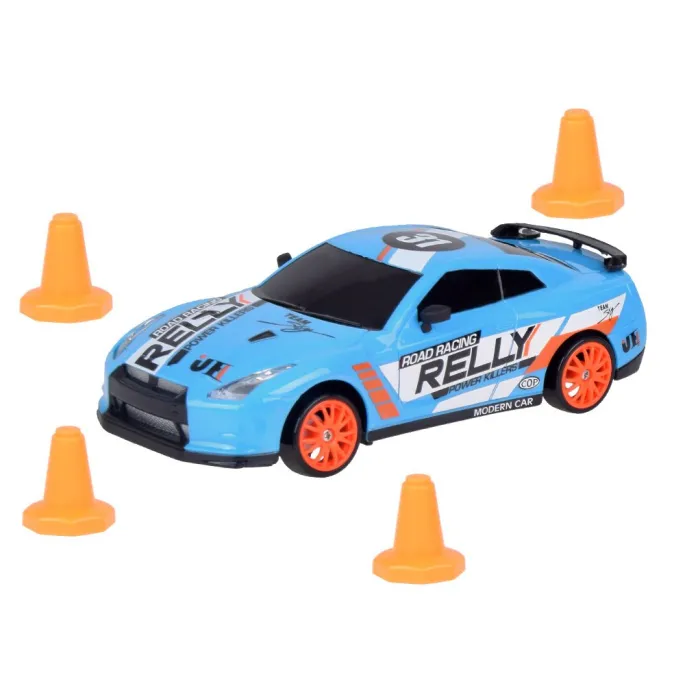 samochód driftujący w trakcie jazdy po domowym torze