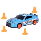 samochód driftujący w trakcie jazdy po domowym torze