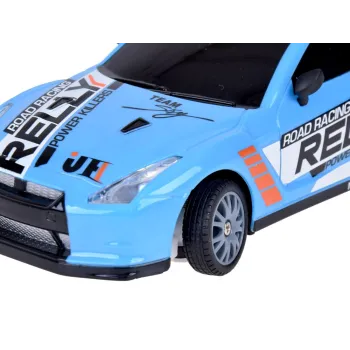 samochód rc pokonujący zakręt pomiędzy pachołkami