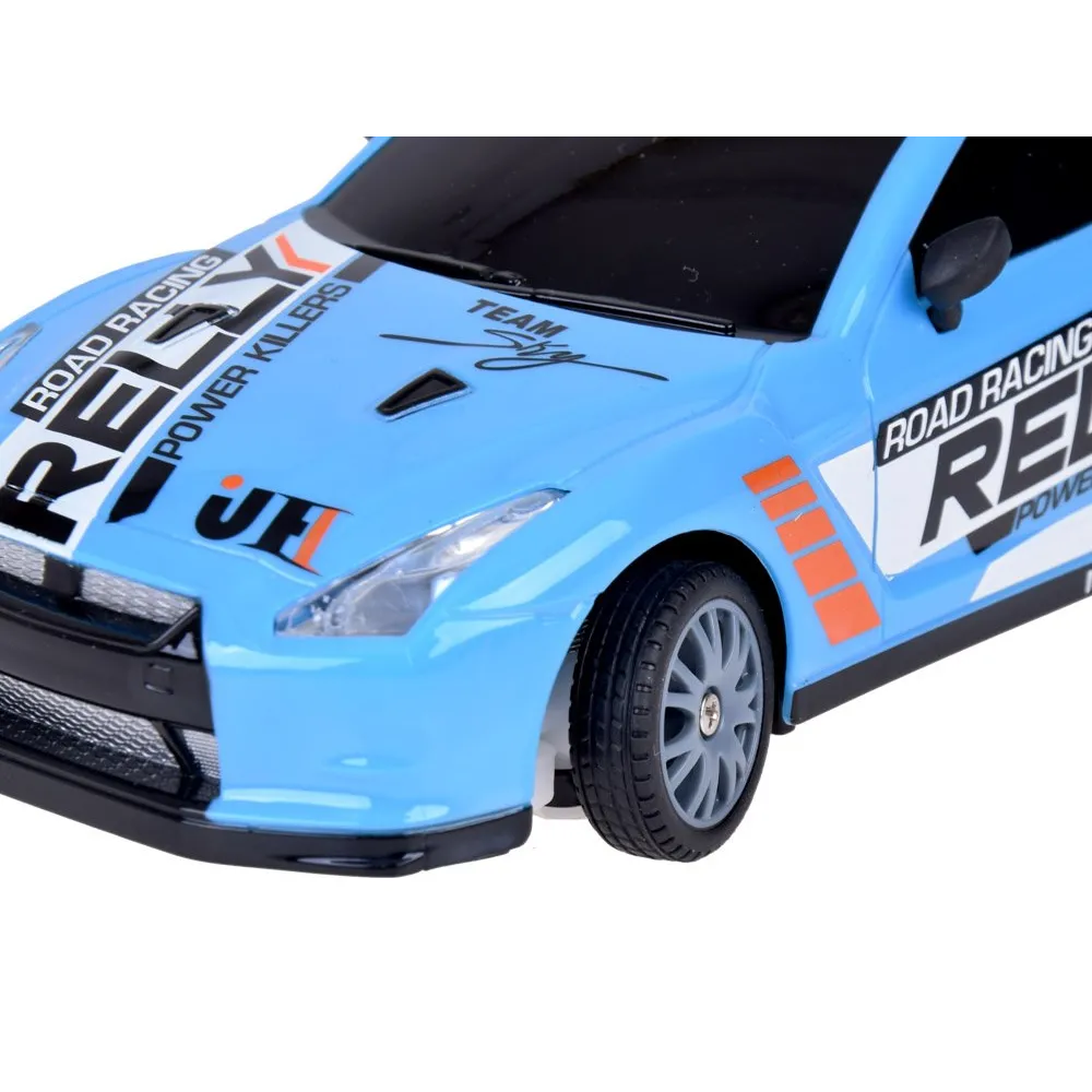 samochód rc pokonujący zakręt pomiędzy pachołkami