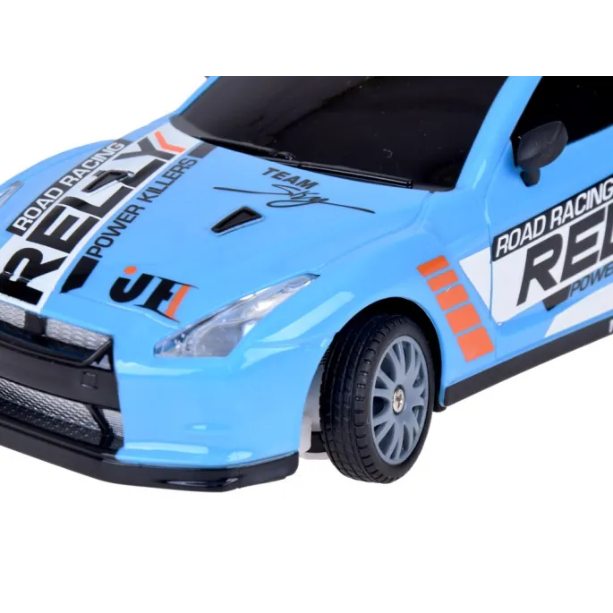 samochód rc pokonujący zakręt pomiędzy pachołkami