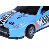 samochód rc pokonujący zakręt pomiędzy pachołkami