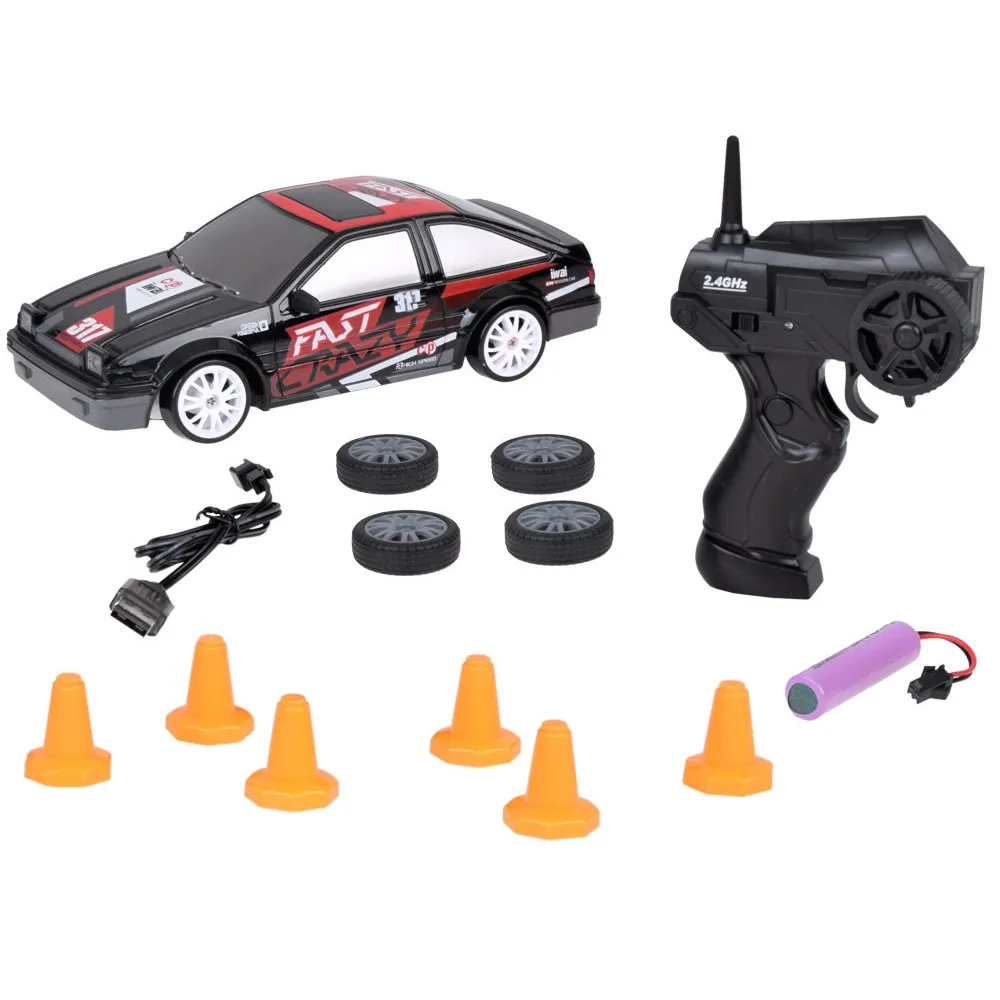 auto rc podczas driftowania na zakręcie z pachołkami