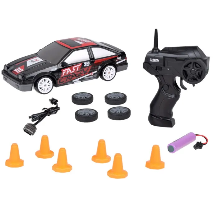 auto rc podczas driftowania na zakręcie z pachołkami