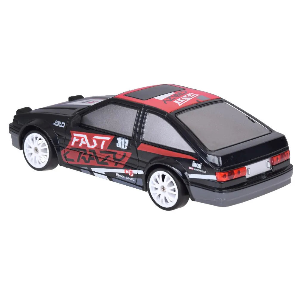 widok boczny auta rc na podłodze