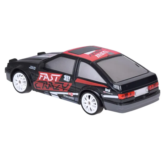 widok boczny auta rc na podłodze