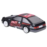 widok boczny auta rc na podłodze