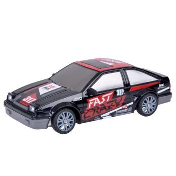 akumulator i ładowarka do auta rc na tle zestawu