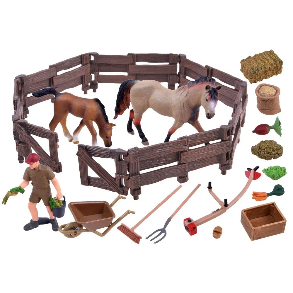 zbliżenie na realistycznie wykonane figurki konia i źrebaka