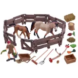 zbliżenie na realistycznie wykonane figurki konia i źrebaka