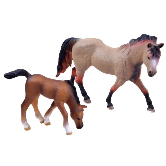 gospodarz z akcesoriami gospodarskimi przy balach siana