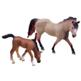 gospodarz z akcesoriami gospodarskimi przy balach siana