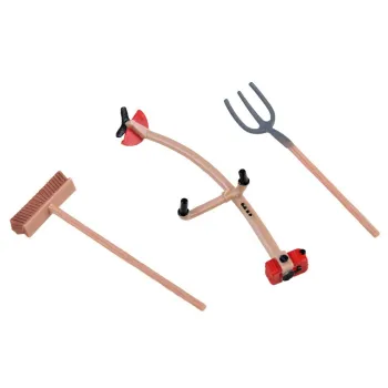 figurka konia w ruchu na tle zielonej farmy