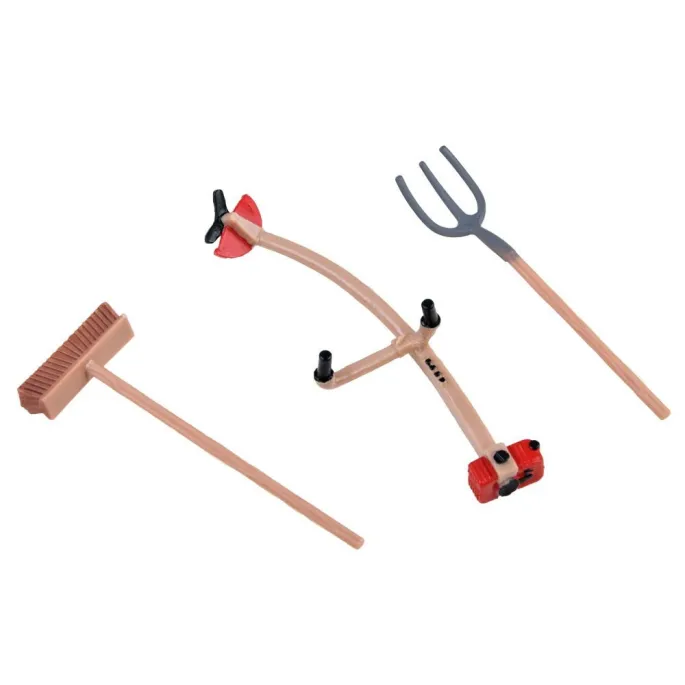 figurka konia w ruchu na tle zielonej farmy