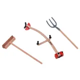 figurka konia w ruchu na tle zielonej farmy