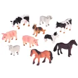 Traktor z przyczepą przewożący akcesoria po zielonym torze farmy