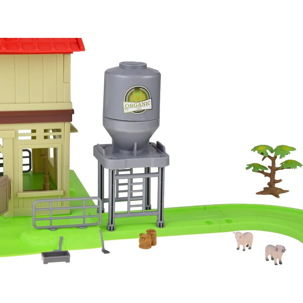 Zestaw podczas zabawy z ułożonym torem wokół budynków farmy