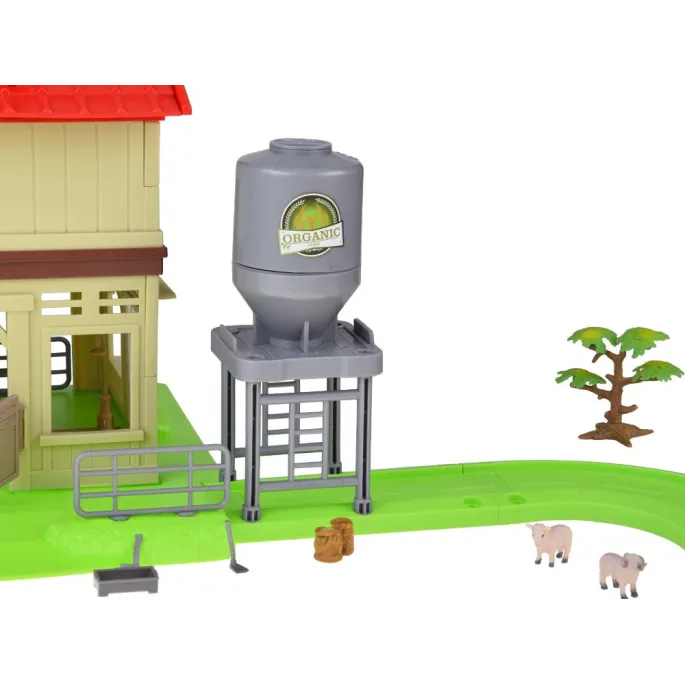 Zestaw podczas zabawy z ułożonym torem wokół budynków farmy