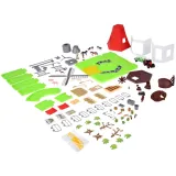 zbliżenie na dwupiętrowy młyn z białymi ścianami i czerwonym dachem