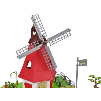 otwarte drzwi młyna z widocznym wnętrzem i figurkami gospodarzy