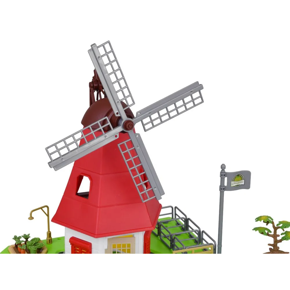 otwarte drzwi młyna z widocznym wnętrzem i figurkami gospodarzy