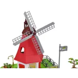 otwarte drzwi młyna z widocznym wnętrzem i figurkami gospodarzy