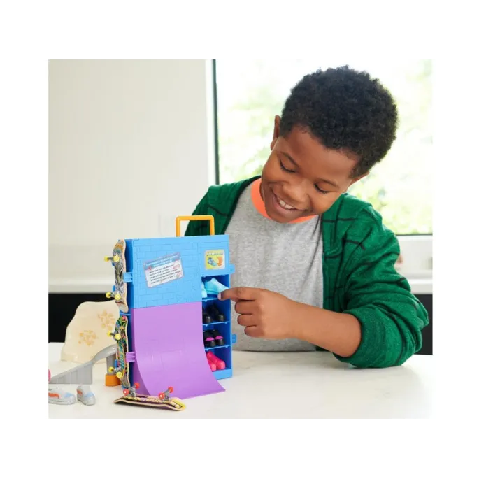 widok skate parku z miejscem na dodatkowe deskorolki