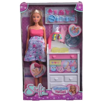 Lalka Steffi w ciąży bliźniaczej z akcesoriami do zabawy na tle zestawu