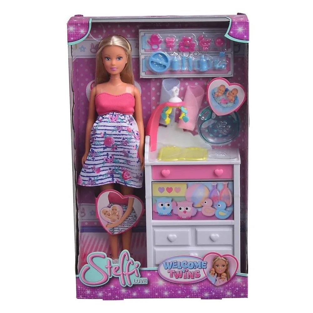 Lalka Steffi w ciąży bliźniaczej z akcesoriami do zabawy na tle zestawu