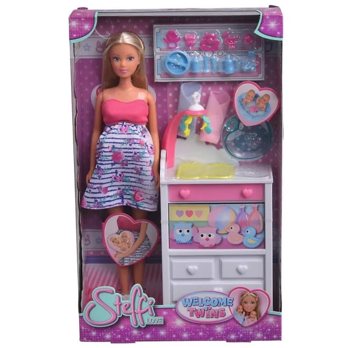 Lalka Steffi w ciąży bliźniaczej z akcesoriami do zabawy na tle zestawu