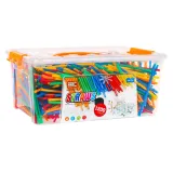 Zbliżenie na różnokolorowe słomki i elementy konstrukcyjne