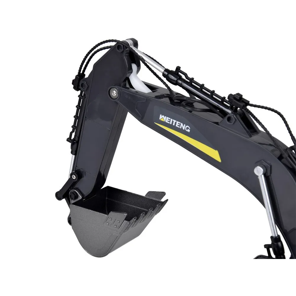 koparka rc0698 podczas obracania na domowym placu budowy