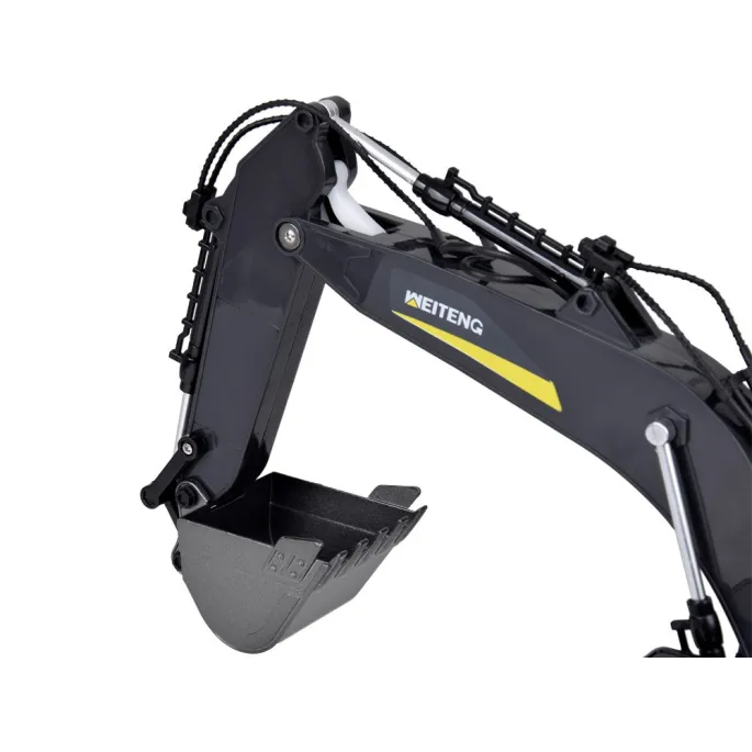 koparka rc0698 podczas obracania na domowym placu budowy