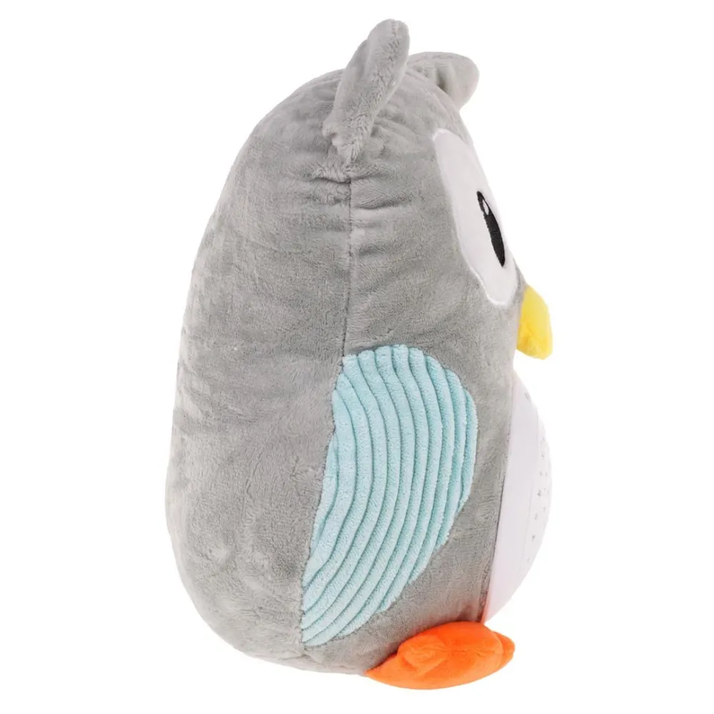 sowa maskotka prezentowana na tle dziecięcego pokoju