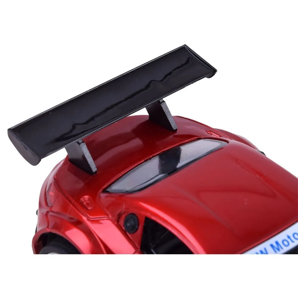 widok na tył zdalnie sterowanego bmw z4 rc0347 i tylne koła