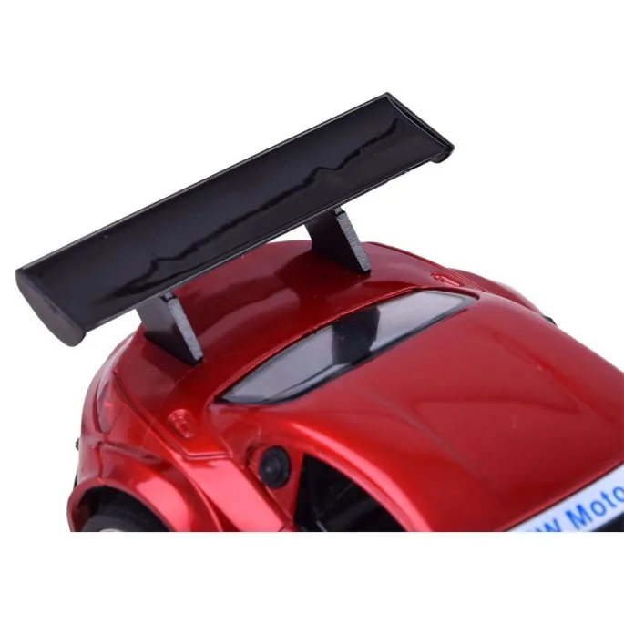 widok na tył zdalnie sterowanego bmw z4 rc0347 i tylne koła