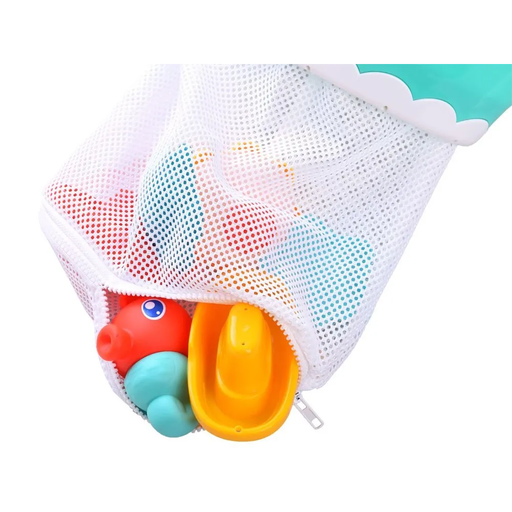 zbliżenie na łódkę i foremki w kształcie żółwia, rozgwiazdy i kraba