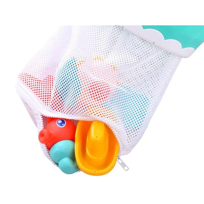 zbliżenie na łódkę i foremki w kształcie żółwia, rozgwiazdy i kraba