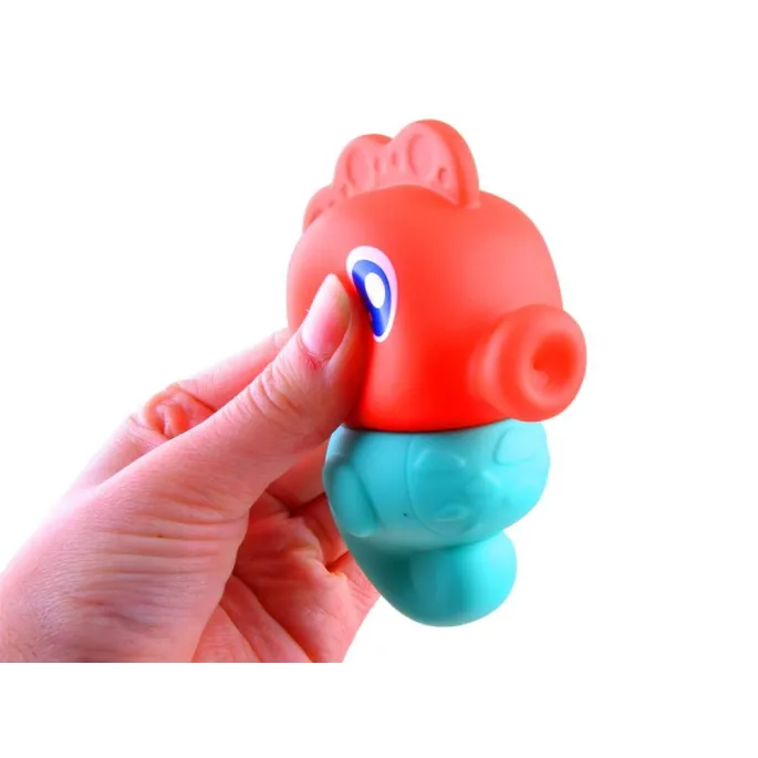 statek organizer z zamocowanymi przyssawkami na gładkiej powierzchni