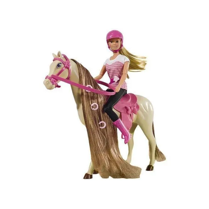 Steffi w stroju dżokejki stojąca obok konia z długą grzywą