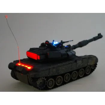 Zestaw z czołgistą i karabinem maszynowym w otwartym włazie