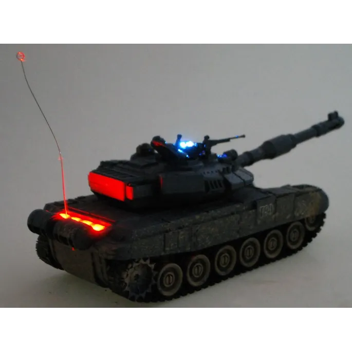 Zestaw z czołgistą i karabinem maszynowym w otwartym włazie