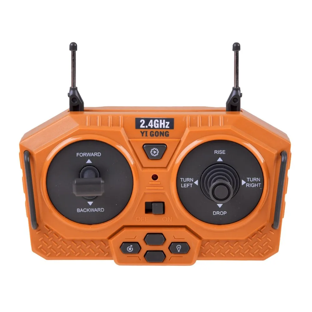 zbliżenie na gumowe gąsienice spychacza z pilota RC0600