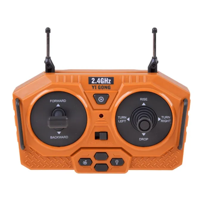 zbliżenie na gumowe gąsienice spychacza z pilota RC0600