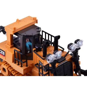 spychacz RC0600 ustawiony na pomarańczowym tle budowlanym