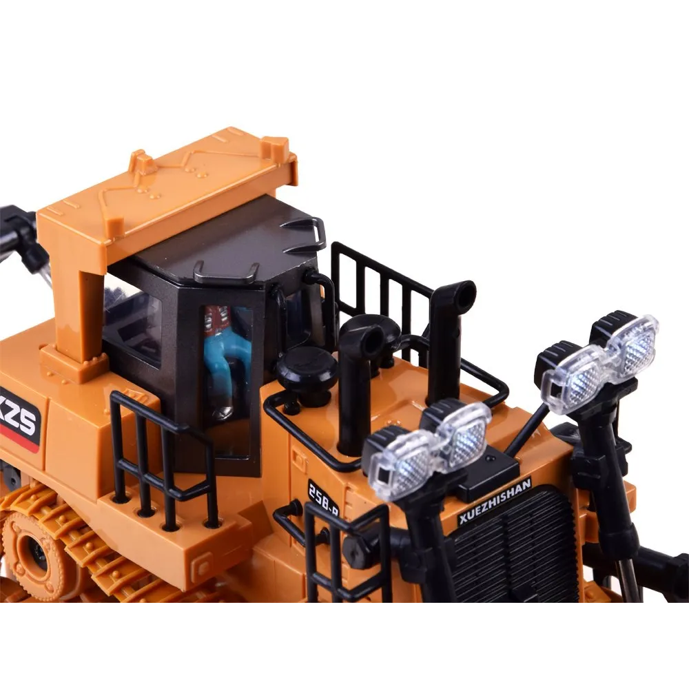 spychacz RC0600 ustawiony na pomarańczowym tle budowlanym