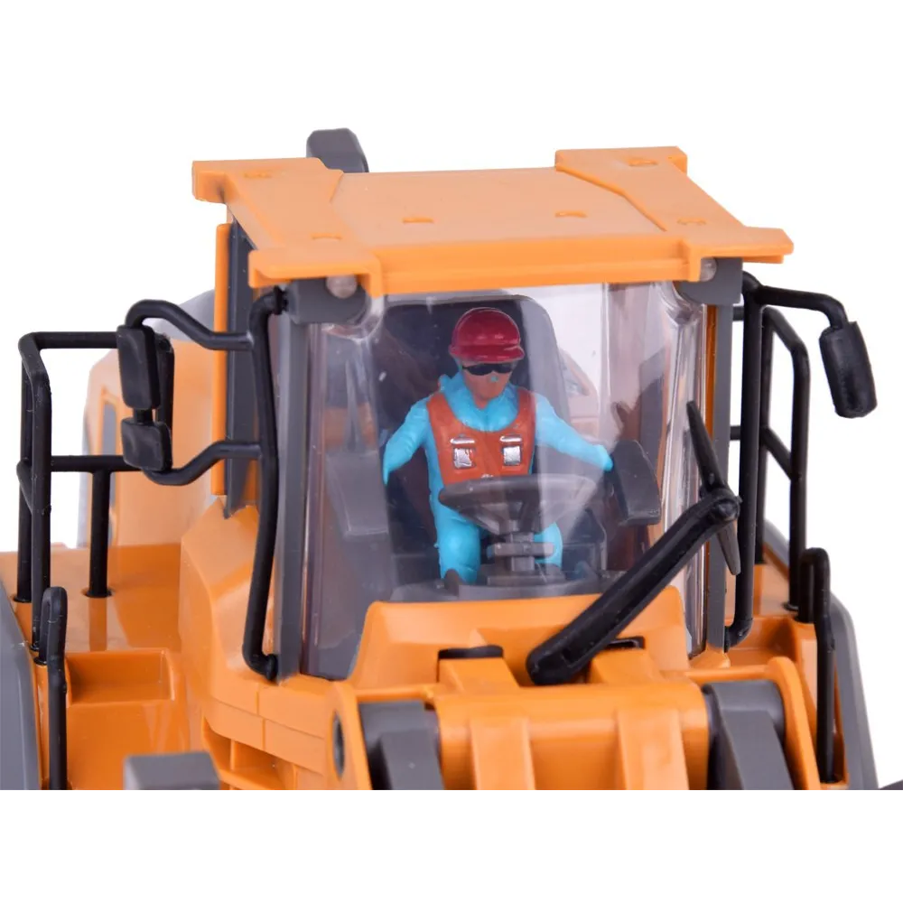 spychacz rc z widocznym ruchomym ramieniem podczas zabawy