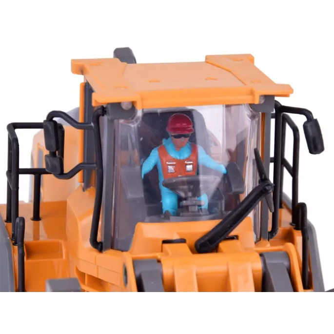 spychacz rc z widocznym ruchomym ramieniem podczas zabawy