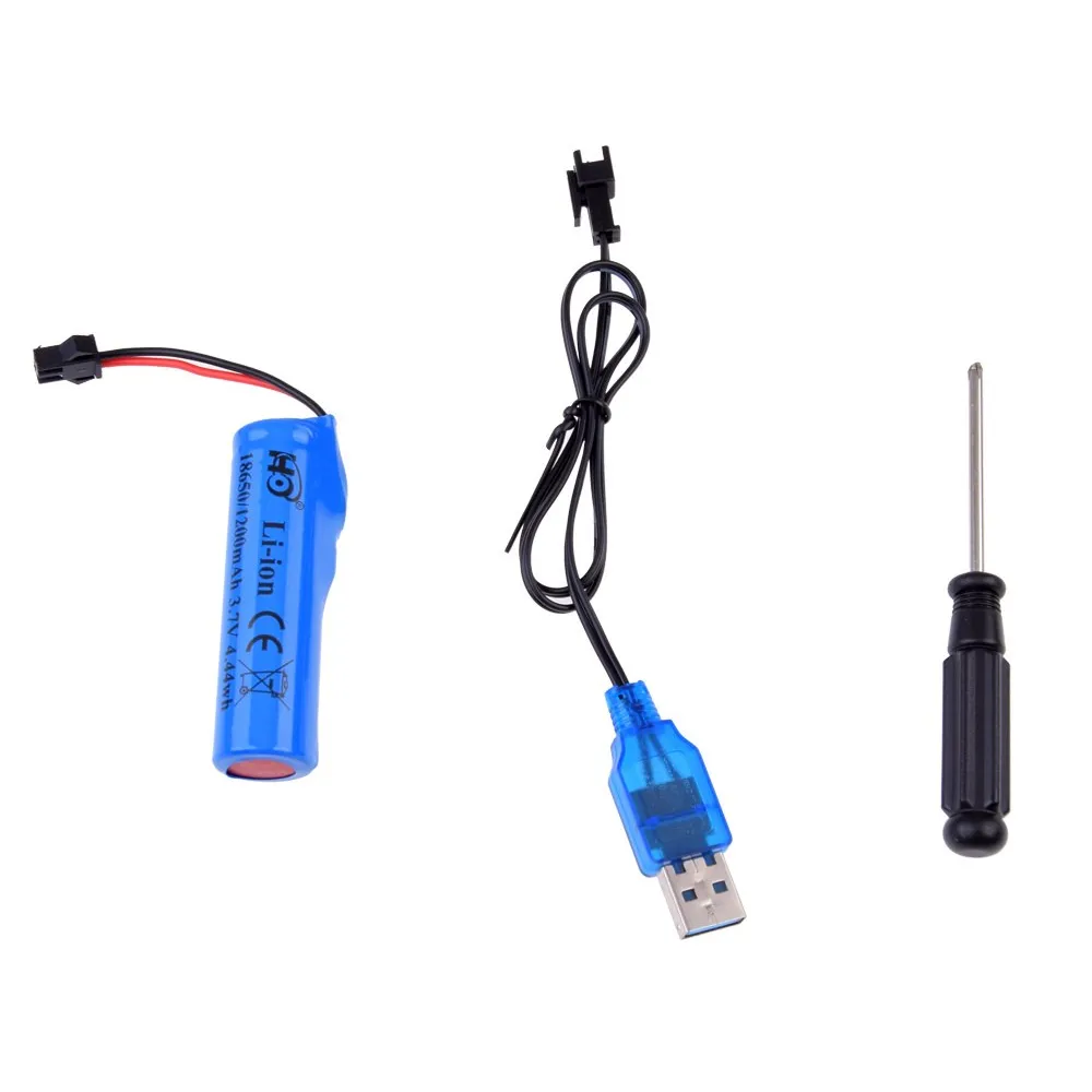 elementy zestawu spychacza rc rozłożone obok siebie