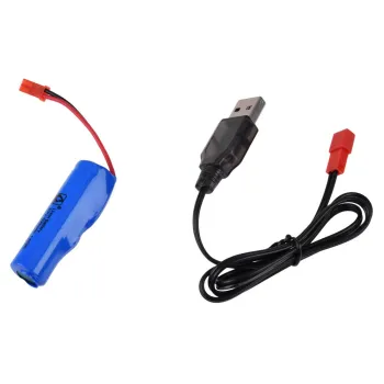 Zbliżenie na przyczepę z otwartą klapą i załadowanymi balami siana